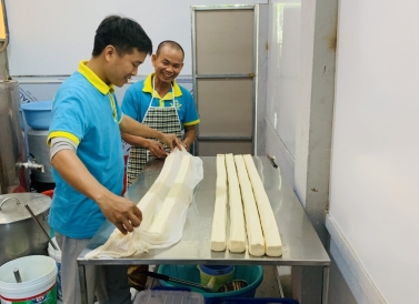Khai Minh Trí và dự án tặng đậu phụ sạch đong đầy yêu thương