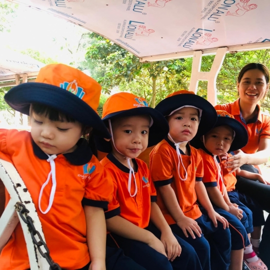 Hình các con đang chơi 17 thang 4